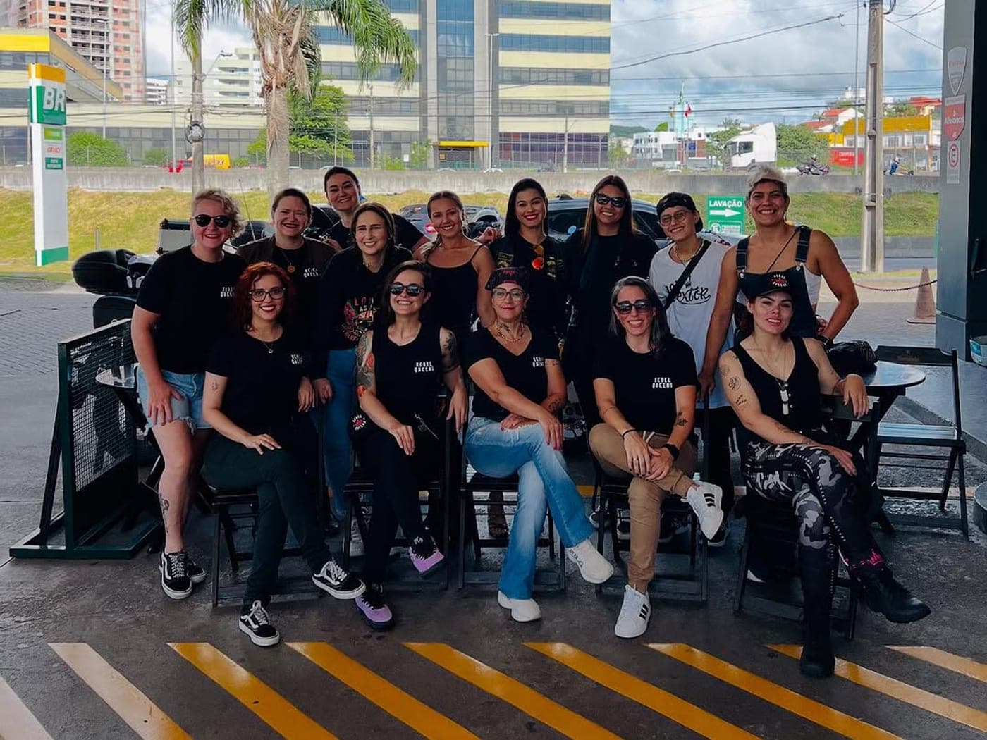 Grupo de mulheres do coletivo Rebel Queens reunido antes de sair para rodar